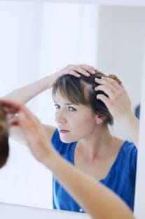 Diffuser Haarausfall kann durch den sogenannten Zupftest festgestellt werden.